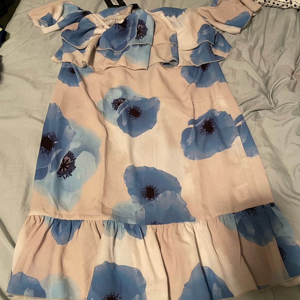 asos dress. new with tags. off the shoulder sleeves. size US6.